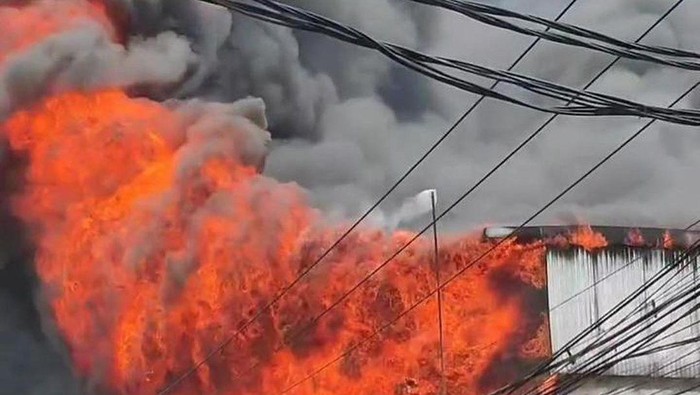 Kebakaran pabrik di Penjaringan, Jakarta Utara (dok Instagram Humasjakfire).