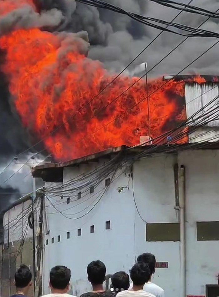 Kebakaran terjadi di sebuah pabrik di Kapuk Muara, Penjaringan, Jakarta Utara, Jumat (15/9/23). Penyebab kebakaran belum diketahui.