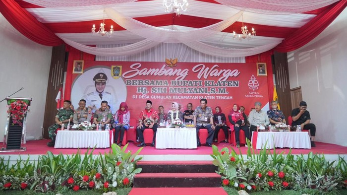 Kegiatan Sambang Warga diinisiasi Bupati Klaten Sri Mulyani untuk mendekatkan layanan publik ke masyarakat, serta menyerap aspirasi secara langsung. Kegiatan Sambang Warga diinisiasi Bupati Klaten Sri Mulyani untuk mendekatkan layanan publik ke masyarakat, serta menyerap aspirasi secara langsung.