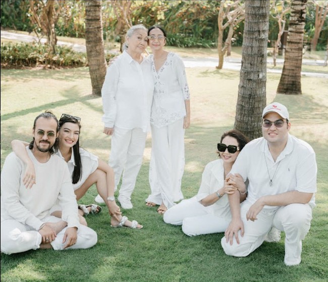 Mengenakan pakaian serba putih, keluarga Raline Shah tampak begitu kompak. Sayanya ayah Raline, Rahmat Shah, terlihat tak hadir di pemotretan tersebut. Foto: Instagram/@roseline_abu