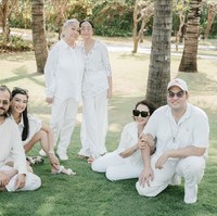 Mengenakan pakaian serba putih, keluarga Raline Shah tampak begitu kompak. Sayanya ayah Raline, Rahmat Shah, terlihat tak hadir di pemotretan tersebut. Foto: Instagram/@roseline_abu