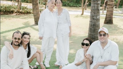 7 Potret Keluarga Raline Shah yang Kompak Pakai Serba Putih