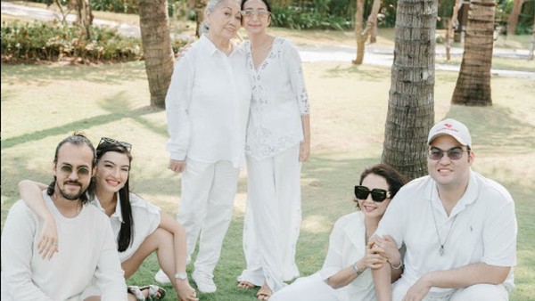 7 Potret Keluarga Raline Shah yang Kompak Pakai Serba Putih