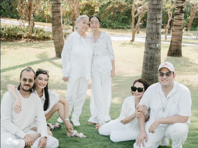 7 Potret Keluarga Raline Shah yang Kompak Pakai Serba Putih