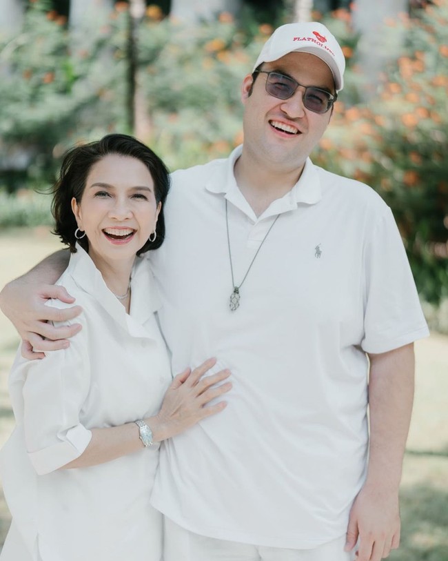 Potret ibu Raline, Roseline, bersama adik Raline, Rollan Shah. Raline sendiri memang diketahui memiliki 2 orang adik laki-laki, Rollin dan Rollan Shah. Foto: Instagram/@roseline_abu