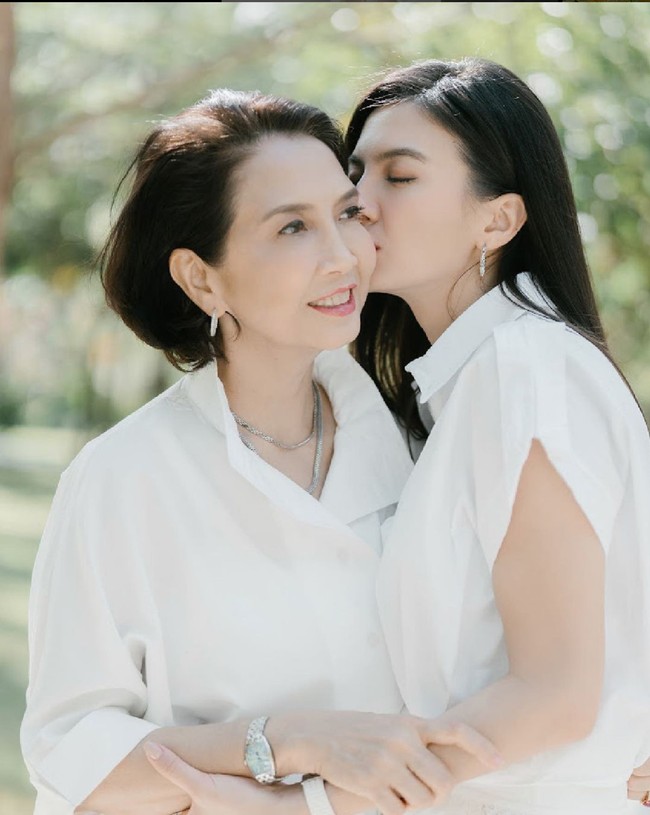 Kalau yang satu ini potret Raline Shah bersama sang bunda. Terlihat Raline yang mencium pipi ibunya dengan penuh kasih sayang. Keduanya pun tampak sama-sama cantik. Foto: Instagram/@roseline_abu