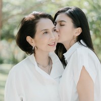 Kalau yang satu ini potret Raline Shah bersama sang bunda. Terlihat Raline yang mencium pipi ibunya dengan penuh kasih sayang. Keduanya pun tampak sama-sama cantik. Foto: Instagram/@roseline_abu