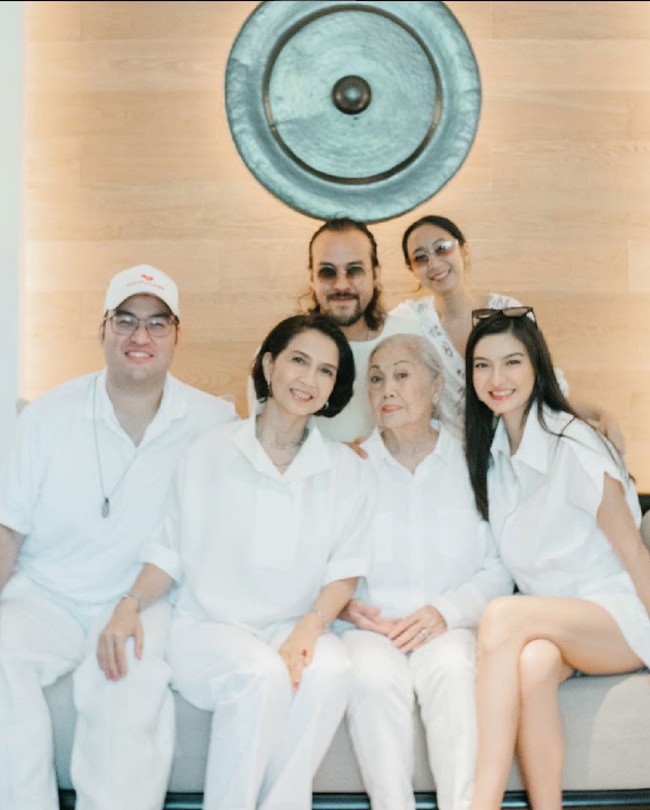 Semuanya memiliki paras rupawan, tak heran jika keluarga Raline juga kerap disebut-sebut keluarga good looking. Raline sendirii diketahui memiliki darah keturunan Melayu dann Tionghoa yang didapatkannya dari sang ibu. Foto: Instagram/@roseline_abu