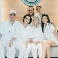 Semuanya memiliki paras rupawan, tak heran jika keluarga Raline juga kerap disebut-sebut keluarga good looking. Raline sendirii diketahui memiliki darah keturunan Melayu dann Tionghoa yang didapatkannya dari sang ibu. Foto: Instagram/@roseline_abu