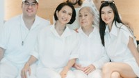Raline Shah baru saja menjalani pemotretan bersama bersama ibu, nenek, dan saudaranya itu dibagikan oleh sang ibu, Roseline Abu ke akun Instagram pribadinya.Foto: Instagram/@roseline_abu
