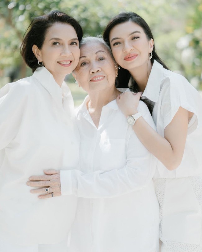 Potret Raline Shah bersama ibu dan neneknya. Kalau dilihat-lihat, Raline lebih mirip ibu atau neneknya? Foto: Instagram/@roseline_abu