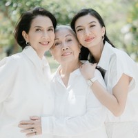Potret Raline Shah bersama ibu dan neneknya. Kalau dilihat-lihat, Raline lebih mirip ibu atau neneknya? Foto: Instagram/@roseline_abu