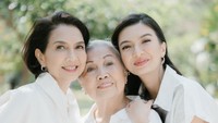 Nenek Raline Shah pun terlihat masih sehat meski sudah berusia senja. Penampilan ketiga wanita itu terlihat cantik dan mempesona. (Foto: Instagram/@roseline_abu)