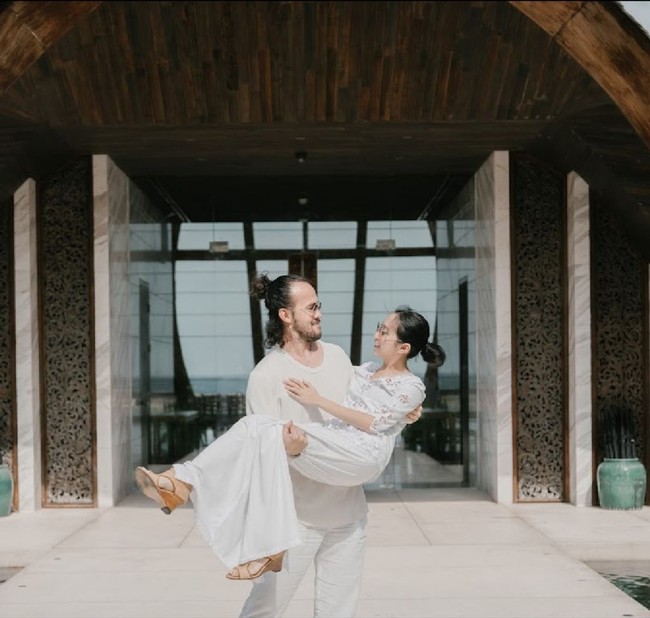 Salah satu adik Raline, Rollin Shah diketahui telah menikah dengan wanita bernama Natasha Benita. Dalam foto terlihat keduanya berpose mesra di pemotretan keluarga. Foto: Instagram/@roseline_abu