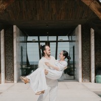 Salah satu adik Raline, Rollin Shah diketahui telah menikah dengan wanita bernama Natasha Benita. Dalam foto terlihat keduanya berpose mesra di pemotretan keluarga. Foto: Instagram/@roseline_abu