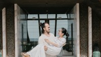 Salah satu adik Raline, Rollin Shah diketahui telah menikah dengan wanita bernama Natasha Benita. Dalam foto terlihat keduanya berpose mesra di pemotretan keluarga. (Foto: Instagram/@roseline_abu)
