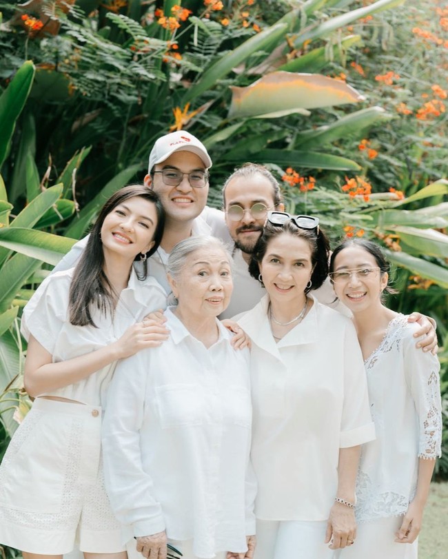 Aktris Raline Shah baru saja menjalani pemotretan bersama keluarganya. Foto-fotonya bersama ibu, nenek, dan saudaranya itu dibagikan oleh sang ibu, Roseline Abu ke akun Instagram pribadinya. Foto: Instagram/@roseline_abu