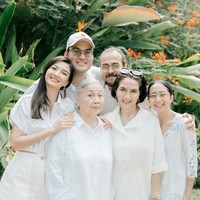 Aktris Raline Shah baru saja menjalani pemotretan bersama keluarganya. Foto-fotonya bersama ibu, nenek, dan saudaranya itu dibagikan oleh sang ibu, Roseline Abu ke akun Instagram pribadinya. Foto: Instagram/@roseline_abu