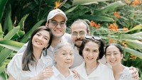 Di beberapa foto yang dibagikan tak terlihat Rahmat Shah, ayah Raline Shah. (Foto: Instagram/@roseline_abu)