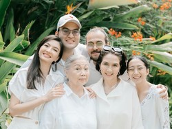 7 Foto Pemotretan Keluarga Raline Shah, Menawan Pakai Baju Serba Putih