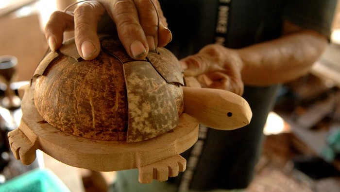 Kerajinan tempurung kelapa Likupang Perajin memperlihatkan kerajinan kriya berbahan tempurung kelapa di bengkel kerjanya di desa Marinsow, Likupang Timur, Minahasa Utara, Sulawesi Utara, Jumat (15/9/2023). Hasil kerajinan kriya berbahan alami karya sejumlah warga di tiga desa di dalam KEK Likupang tersebut telah dipamerkan hingga ke mancanegara, dan diharapkan dapat membangkitkan UMKM di pedesaan. ANTARA FOTO/Adwit B Pramono/YU