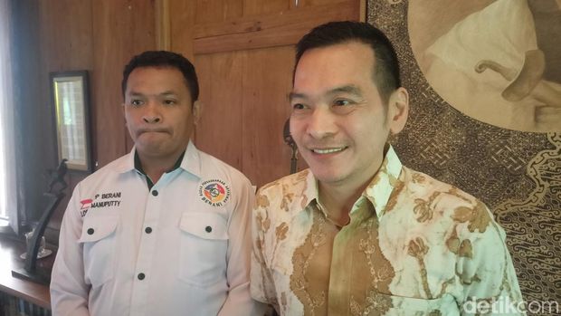 Ketua Pembina DPP Berani, Daniel Johan (kanan)