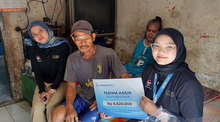 Tajudin, pencari cacing sutera di Kali Adem, Kapuk Muara, Jakarta Utara terima donasi berbuatbaik.