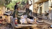 Tim SAR menyisir jalan-jalan, reruntuhan bangunan, bahkan laut untuk mencari korban banjir di Libya. AP Photo/Yousef Murad.