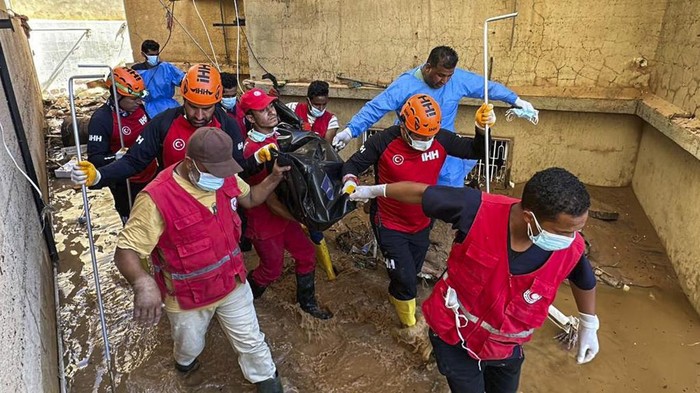 Korban tewas akibat banjir di Libya terus bertambah. Pejabat setempat memperkirakan 18.000 hingga 20.000 meninggal akibat bencana alam itu.