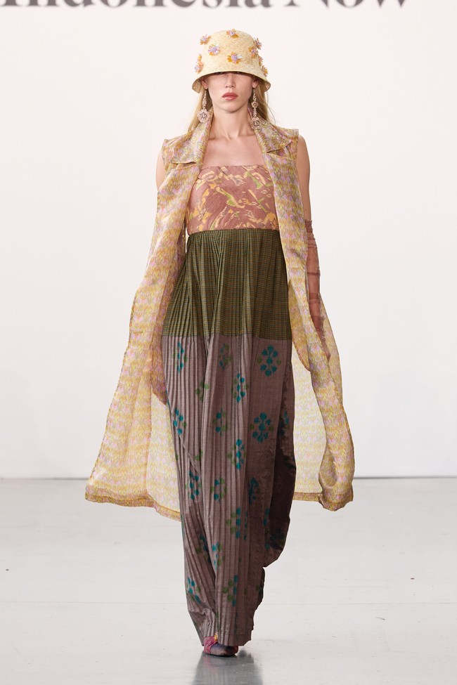 IKAT Indonesia by Didiet Maulana pertama kali berpartisipasi untuk New York Fashion Week (NYFW) Indonesia Now The Shows Spring Summer 23/24. Dalam Fashion Show kali ini, IKAT Indonesia by Didiet Maulana melansir karya dengan judul koleksi “Wiron” yang diambil dari kata Wiru dalam bahasa Jawa berarti lipatan-lipatan kecil memanjang bersusun pada kain. Koleksi ini terdiri dari busana ready-to-wear wanita siluet yang anggun dan modern seperti long vest, wrap dress, wrap skirt, long coat dan lightweight trench coat serta menampilkan koleksi baju renang dengan sentuhan motif tenun Ikat Indonesia.  Dok. IKAT Indonesia.