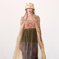 IKAT Indonesia by Didiet Maulana pertama kali berpartisipasi untuk New York Fashion Week (NYFW) Indonesia Now The Shows Spring Summer 23/24. Dalam Fashion Show kali ini, IKAT Indonesia by Didiet Maulana melansir karya dengan judul koleksi “Wiron” yang diambil dari kata Wiru dalam bahasa Jawa berarti lipatan-lipatan kecil memanjang bersusun pada kain. Koleksi ini terdiri dari busana ready-to-wear wanita siluet yang anggun dan modern seperti long vest, wrap dress, wrap skirt, long coat dan lightweight trench coat serta menampilkan koleksi baju renang dengan sentuhan motif tenun Ikat Indonesia.  Dok. IKAT Indonesia.