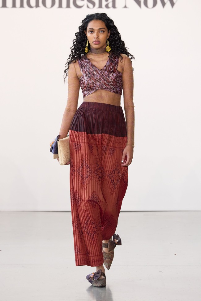 IKAT Indonesia by Didiet Maulana pertama kali berpartisipasi untuk New York Fashion Week (NYFW) Indonesia Now The Shows Spring Summer 23/24. Dalam Fashion Show kali ini, IKAT Indonesia by Didiet Maulana melansir karya dengan judul koleksi “Wiron” yang diambil dari kata Wiru dalam bahasa Jawa berarti lipatan-lipatan kecil memanjang bersusun pada kain. Koleksi ini terdiri dari busana ready-to-wear wanita siluet yang anggun dan modern seperti long vest, wrap dress, wrap skirt, long coat dan lightweight trench coat serta menampilkan koleksi baju renang dengan sentuhan motif tenun Ikat Indonesia.  Dok. IKAT Indonesia.