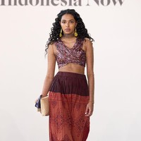 IKAT Indonesia by Didiet Maulana pertama kali berpartisipasi untuk New York Fashion Week (NYFW) Indonesia Now The Shows Spring Summer 23/24. Dalam Fashion Show kali ini, IKAT Indonesia by Didiet Maulana melansir karya dengan judul koleksi “Wiron” yang diambil dari kata Wiru dalam bahasa Jawa berarti lipatan-lipatan kecil memanjang bersusun pada kain. Koleksi ini terdiri dari busana ready-to-wear wanita siluet yang anggun dan modern seperti long vest, wrap dress, wrap skirt, long coat dan lightweight trench coat serta menampilkan koleksi baju renang dengan sentuhan motif tenun Ikat Indonesia.  Dok. IKAT Indonesia.