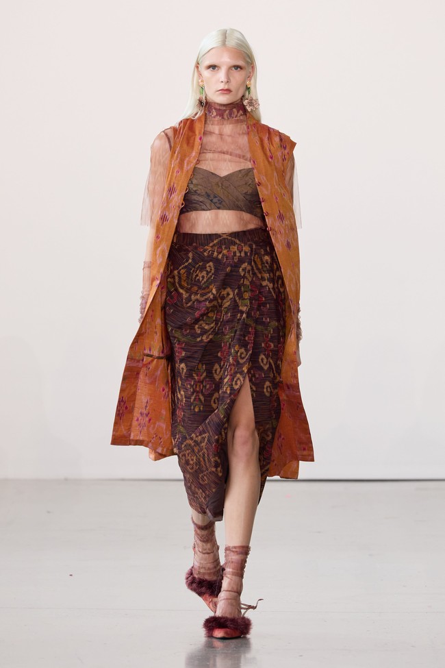 IKAT Indonesia by Didiet Maulana pertama kali berpartisipasi untuk New York Fashion Week (NYFW) Indonesia Now The Shows Spring Summer 23/24. Dalam Fashion Show kali ini, IKAT Indonesia by Didiet Maulana melansir karya dengan judul koleksi “Wiron” yang diambil dari kata Wiru dalam bahasa Jawa berarti lipatan-lipatan kecil memanjang bersusun pada kain. Koleksi ini terdiri dari busana ready-to-wear wanita siluet yang anggun dan modern seperti long vest, wrap dress, wrap skirt, long coat dan lightweight trench coat serta menampilkan koleksi baju renang dengan sentuhan motif tenun Ikat Indonesia. Dok. IKAT Indonesia.