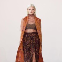 IKAT Indonesia by Didiet Maulana pertama kali berpartisipasi untuk New York Fashion Week (NYFW) Indonesia Now The Shows Spring Summer 23/24. Dalam Fashion Show kali ini, IKAT Indonesia by Didiet Maulana melansir karya dengan judul koleksi “Wiron” yang diambil dari kata Wiru dalam bahasa Jawa berarti lipatan-lipatan kecil memanjang bersusun pada kain. Koleksi ini terdiri dari busana ready-to-wear wanita siluet yang anggun dan modern seperti long vest, wrap dress, wrap skirt, long coat dan lightweight trench coat serta menampilkan koleksi baju renang dengan sentuhan motif tenun Ikat Indonesia. Dok. IKAT Indonesia.