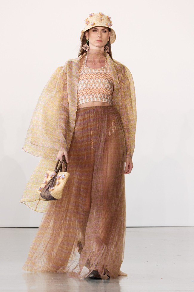 IKAT Indonesia by Didiet Maulana pertama kali berpartisipasi untuk New York Fashion Week (NYFW) Indonesia Now The Shows Spring Summer 23/24. Dalam Fashion Show kali ini, IKAT Indonesia by Didiet Maulana melansir karya dengan judul koleksi “Wiron” yang diambil dari kata Wiru dalam bahasa Jawa berarti lipatan-lipatan kecil memanjang bersusun pada kain. Koleksi ini terdiri dari busana ready-to-wear wanita siluet yang anggun dan modern seperti long vest, wrap dress, wrap skirt, long coat dan lightweight trench coat serta menampilkan koleksi baju renang dengan sentuhan motif tenun Ikat Indonesia. Dok. IKAT Indonesia.