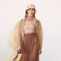 IKAT Indonesia by Didiet Maulana pertama kali berpartisipasi untuk New York Fashion Week (NYFW) Indonesia Now The Shows Spring Summer 23/24. Dalam Fashion Show kali ini, IKAT Indonesia by Didiet Maulana melansir karya dengan judul koleksi “Wiron” yang diambil dari kata Wiru dalam bahasa Jawa berarti lipatan-lipatan kecil memanjang bersusun pada kain. Koleksi ini terdiri dari busana ready-to-wear wanita siluet yang anggun dan modern seperti long vest, wrap dress, wrap skirt, long coat dan lightweight trench coat serta menampilkan koleksi baju renang dengan sentuhan motif tenun Ikat Indonesia. Dok. IKAT Indonesia.