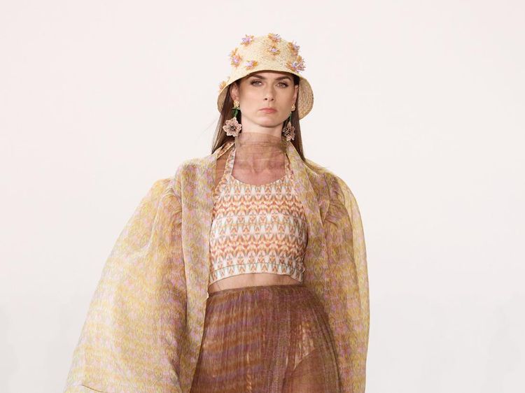 10 Koleksi IKAT Indonesia by Didiet Maulana Tampil di New York Fashion Week