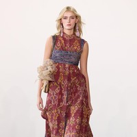 IKAT Indonesia by Didiet Maulana pertama kali berpartisipasi untuk New York Fashion Week (NYFW) Indonesia Now The Shows Spring Summer 23/24. Dalam Fashion Show kali ini, IKAT Indonesia by Didiet Maulana melansir karya dengan judul koleksi “Wiron” yang diambil dari kata Wiru dalam bahasa Jawa berarti lipatan-lipatan kecil memanjang bersusun pada kain. Koleksi ini terdiri dari busana ready-to-wear wanita siluet yang anggun dan modern seperti long vest, wrap dress, wrap skirt, long coat dan lightweight trench coat serta menampilkan koleksi baju renang dengan sentuhan motif tenun Ikat Indonesia. Dok. IKAT Indonesia.