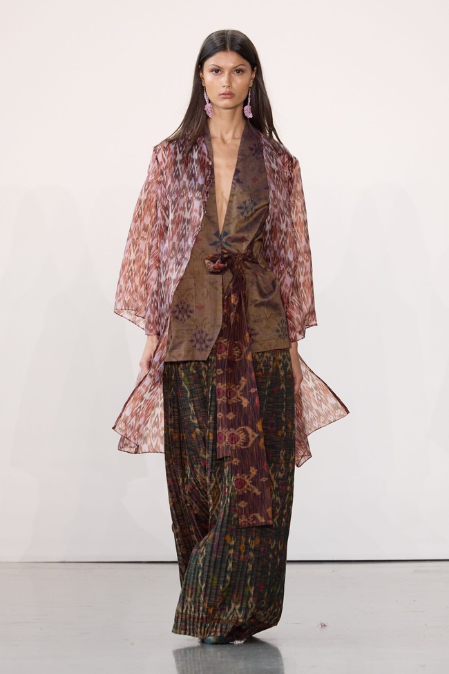 IKAT Indonesia by Didiet Maulana pertama kali berpartisipasi untuk New York Fashion Week (NYFW) Indonesia Now The Shows Spring Summer 23/24. Dalam Fashion Show kali ini, IKAT Indonesia by Didiet Maulana melansir karya dengan judul koleksi “Wiron” yang diambil dari kata Wiru dalam bahasa Jawa berarti lipatan-lipatan kecil memanjang bersusun pada kain. Koleksi ini terdiri dari busana ready-to-wear wanita siluet yang anggun dan modern seperti long vest, wrap dress, wrap skirt, long coat dan lightweight trench coat serta menampilkan koleksi baju renang dengan sentuhan motif tenun Ikat Indonesia. Dok. IKAT Indonesia.