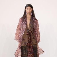 IKAT Indonesia by Didiet Maulana pertama kali berpartisipasi untuk New York Fashion Week (NYFW) Indonesia Now The Shows Spring Summer 23/24. Dalam Fashion Show kali ini, IKAT Indonesia by Didiet Maulana melansir karya dengan judul koleksi “Wiron” yang diambil dari kata Wiru dalam bahasa Jawa berarti lipatan-lipatan kecil memanjang bersusun pada kain. Koleksi ini terdiri dari busana ready-to-wear wanita siluet yang anggun dan modern seperti long vest, wrap dress, wrap skirt, long coat dan lightweight trench coat serta menampilkan koleksi baju renang dengan sentuhan motif tenun Ikat Indonesia. Dok. IKAT Indonesia.