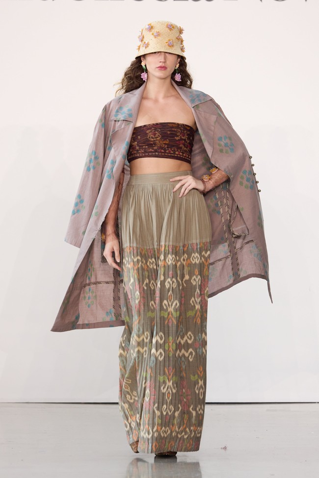 IKAT Indonesia by Didiet Maulana pertama kali berpartisipasi untuk New York Fashion Week (NYFW) Indonesia Now The Shows Spring Summer 23/24. Dalam Fashion Show kali ini, IKAT Indonesia by Didiet Maulana melansir karya dengan judul koleksi “Wiron” yang diambil dari kata Wiru dalam bahasa Jawa berarti lipatan-lipatan kecil memanjang bersusun pada kain. Koleksi ini terdiri dari busana ready-to-wear wanita siluet yang anggun dan modern seperti long vest, wrap dress, wrap skirt, long coat dan lightweight trench coat serta menampilkan koleksi baju renang dengan sentuhan motif tenun Ikat Indonesia.  Dok. IKAT Indonesia.