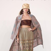 IKAT Indonesia by Didiet Maulana pertama kali berpartisipasi untuk New York Fashion Week (NYFW) Indonesia Now The Shows Spring Summer 23/24. Dalam Fashion Show kali ini, IKAT Indonesia by Didiet Maulana melansir karya dengan judul koleksi “Wiron” yang diambil dari kata Wiru dalam bahasa Jawa berarti lipatan-lipatan kecil memanjang bersusun pada kain. Koleksi ini terdiri dari busana ready-to-wear wanita siluet yang anggun dan modern seperti long vest, wrap dress, wrap skirt, long coat dan lightweight trench coat serta menampilkan koleksi baju renang dengan sentuhan motif tenun Ikat Indonesia.  Dok. IKAT Indonesia.