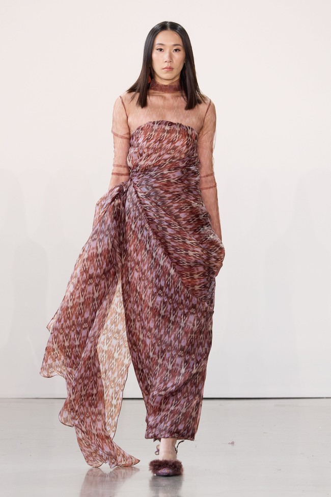IKAT Indonesia by Didiet Maulana pertama kali berpartisipasi untuk New York Fashion Week (NYFW) Indonesia Now The Shows Spring Summer 23/24. Dalam Fashion Show kali ini, IKAT Indonesia by Didiet Maulana melansir karya dengan judul koleksi “Wiron” yang diambil dari kata Wiru dalam bahasa Jawa berarti lipatan-lipatan kecil memanjang bersusun pada kain. Koleksi ini terdiri dari busana ready-to-wear wanita siluet yang anggun dan modern seperti long vest, wrap dress, wrap skirt, long coat dan lightweight trench coat serta menampilkan koleksi baju renang dengan sentuhan motif tenun Ikat Indonesia. Dok. IKAT Indonesia.