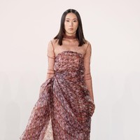 IKAT Indonesia by Didiet Maulana pertama kali berpartisipasi untuk New York Fashion Week (NYFW) Indonesia Now The Shows Spring Summer 23/24. Dalam Fashion Show kali ini, IKAT Indonesia by Didiet Maulana melansir karya dengan judul koleksi “Wiron” yang diambil dari kata Wiru dalam bahasa Jawa berarti lipatan-lipatan kecil memanjang bersusun pada kain. Koleksi ini terdiri dari busana ready-to-wear wanita siluet yang anggun dan modern seperti long vest, wrap dress, wrap skirt, long coat dan lightweight trench coat serta menampilkan koleksi baju renang dengan sentuhan motif tenun Ikat Indonesia. Dok. IKAT Indonesia.