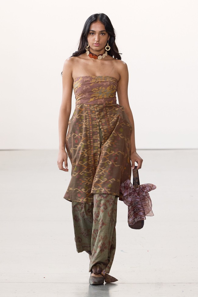 IKAT Indonesia by Didiet Maulana pertama kali berpartisipasi untuk New York Fashion Week (NYFW) Indonesia Now The Shows Spring Summer 23/24. Dalam Fashion Show kali ini, IKAT Indonesia by Didiet Maulana melansir karya dengan judul koleksi “Wiron” yang diambil dari kata Wiru dalam bahasa Jawa berarti lipatan-lipatan kecil memanjang bersusun pada kain. Koleksi ini terdiri dari busana ready-to-wear wanita siluet yang anggun dan modern seperti long vest, wrap dress, wrap skirt, long coat dan lightweight trench coat serta menampilkan koleksi baju renang dengan sentuhan motif tenun Ikat Indonesia. Dok. IKAT Indonesia.