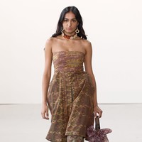 IKAT Indonesia by Didiet Maulana pertama kali berpartisipasi untuk New York Fashion Week (NYFW) Indonesia Now The Shows Spring Summer 23/24. Dalam Fashion Show kali ini, IKAT Indonesia by Didiet Maulana melansir karya dengan judul koleksi “Wiron” yang diambil dari kata Wiru dalam bahasa Jawa berarti lipatan-lipatan kecil memanjang bersusun pada kain. Koleksi ini terdiri dari busana ready-to-wear wanita siluet yang anggun dan modern seperti long vest, wrap dress, wrap skirt, long coat dan lightweight trench coat serta menampilkan koleksi baju renang dengan sentuhan motif tenun Ikat Indonesia. Dok. IKAT Indonesia.