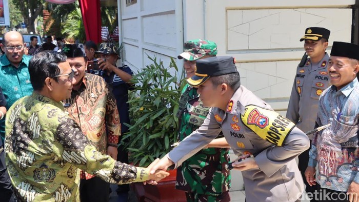 Kunjungan Mahfud Md disambut Kapolres Nganjuk di Ponpes Mojosari.