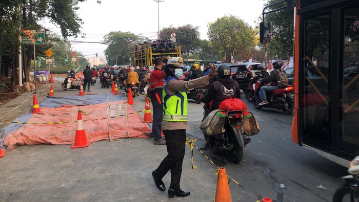 Lalin Perempatan Ragunan Arah Cilandak Macet 400 M Imbas Perbaikan Jalan