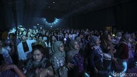 Pagelaran musik yang diselenggarakan untuk pertama kalinya ini berlangsung meriah dengan dihadiri ratusan nasabah LINE Bank dan undangan. 